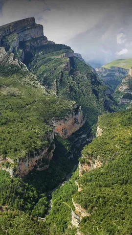 Un labyrinthique de roche, de for&ecirc;t et d&rsquo;eau