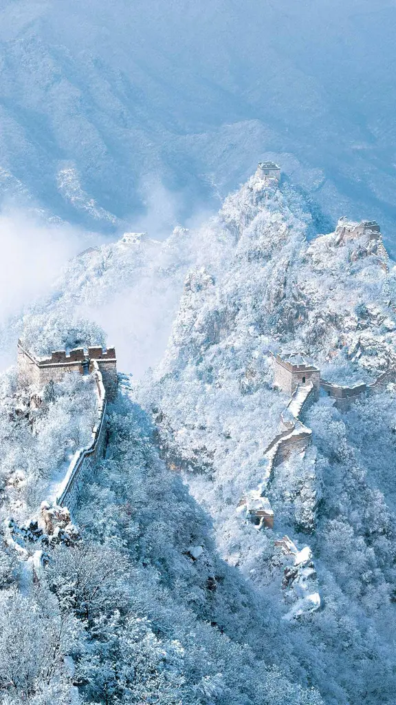 Mauer im Schneekleid