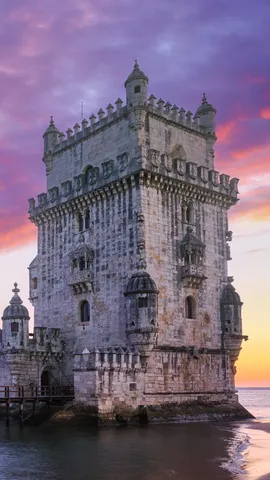 水辺にたたずむ歴史的な塔