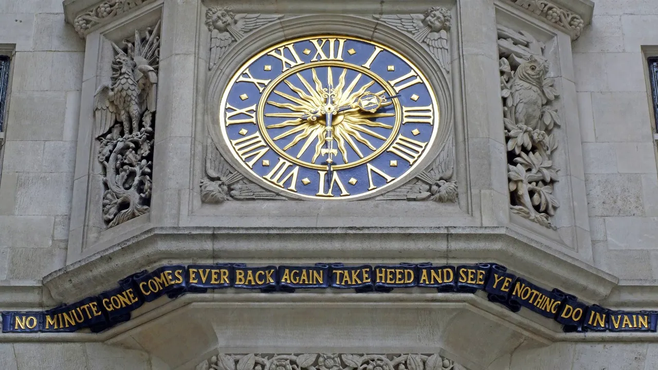 Tick tock, light o'clock