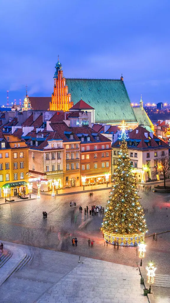 王宮広場にそびえ立つクリスマスツリー