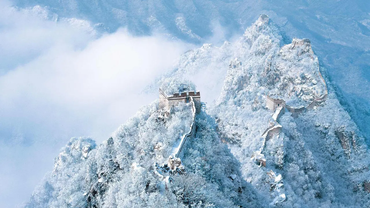 Mauer im Schneekleid