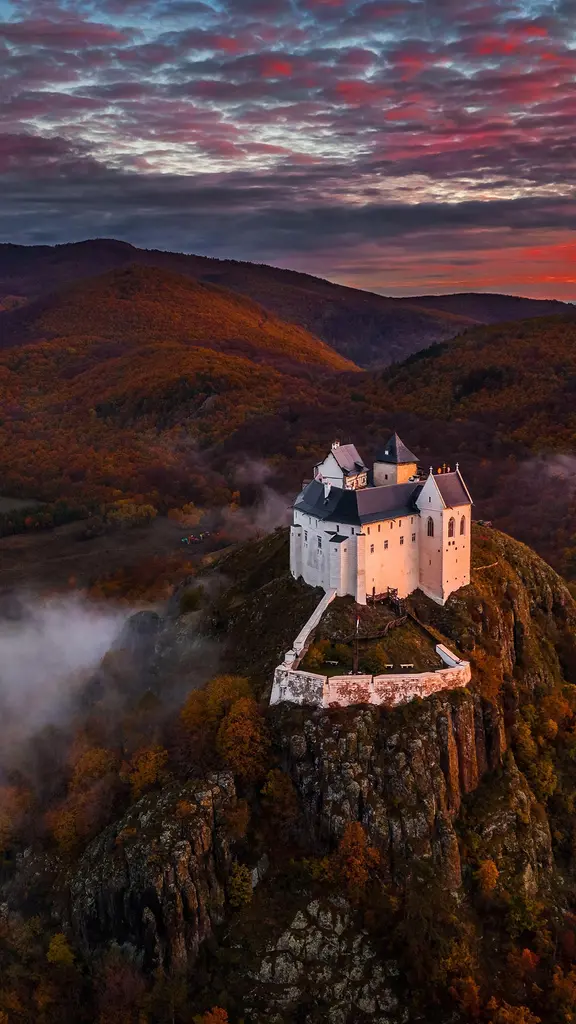 Una castello celato nella nebbia
