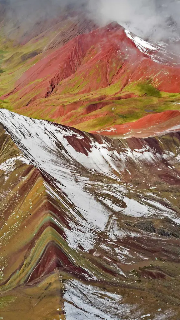 被白雪覆盖的彩虹山，秘鲁