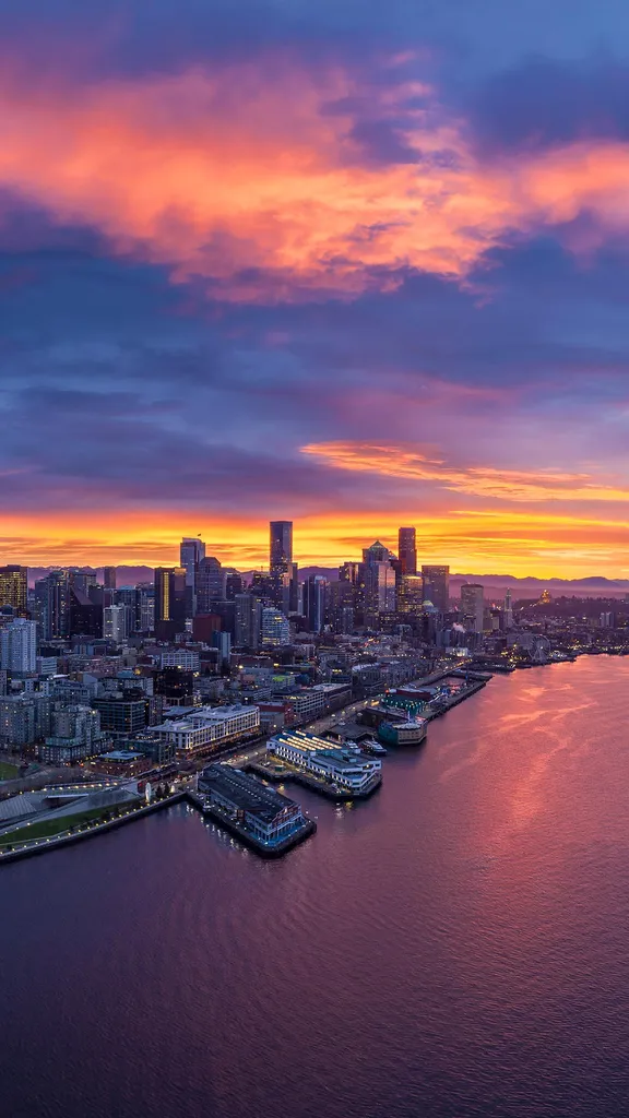 夕焼けに染まる港と街の景色