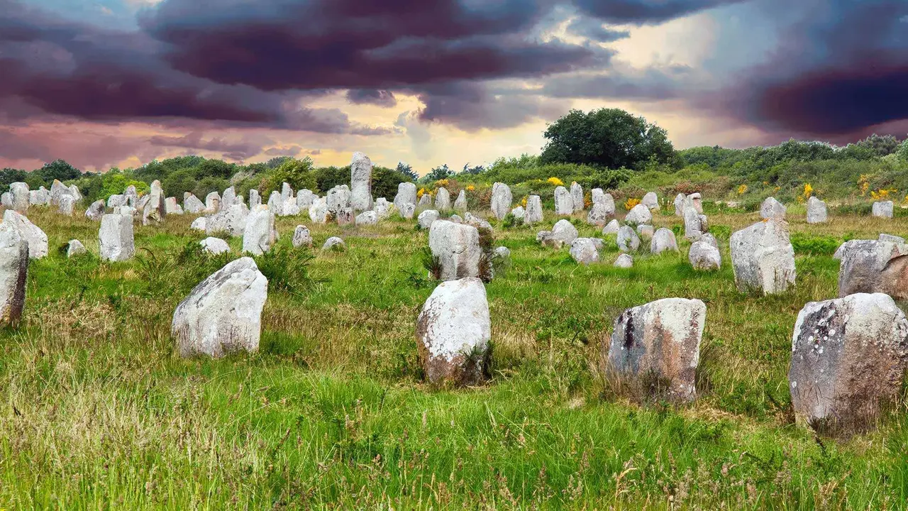 Des menhirs &agrave; perte de vue