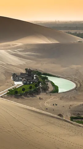 Un lac lunaire au milieu du Gobi