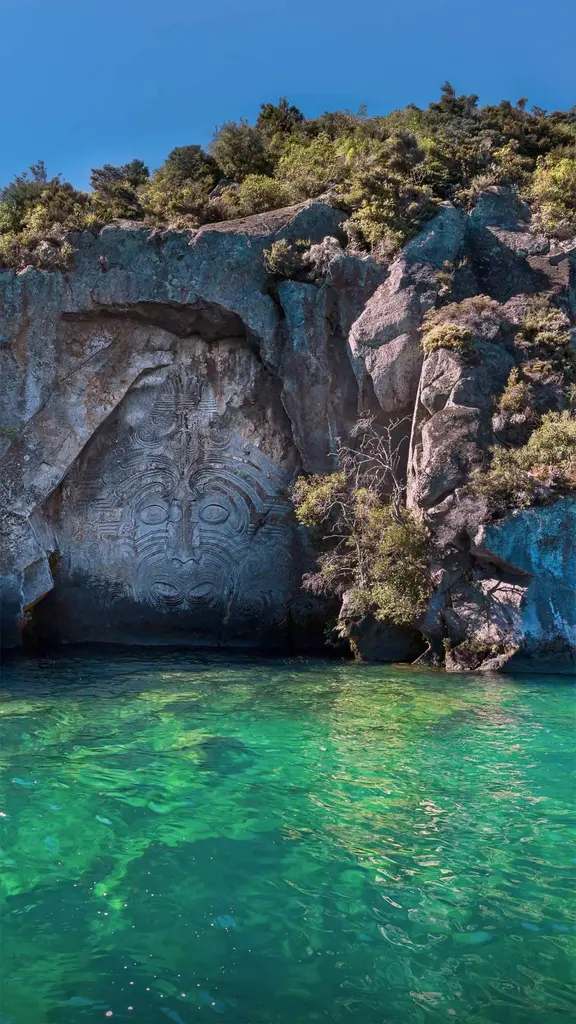 雕刻师在矿山湾创作的岩雕作品，新西兰北岛陶波湖