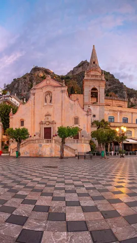 发光的矩形广场