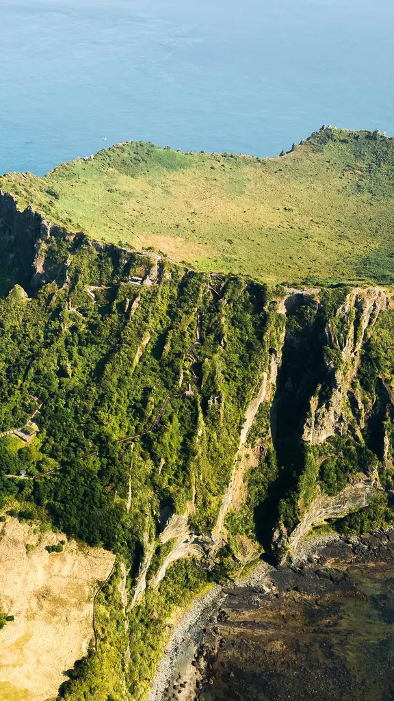 一个酷炫的凝灰岩火山口
