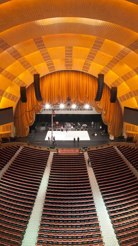 依然明亮地燃烧着