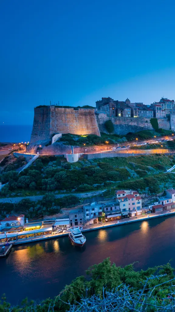 M&auml;chtige Mauern hoch &uuml;ber dem Meer