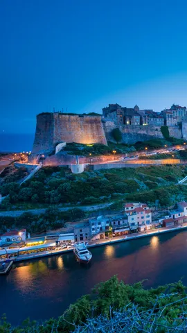 M&auml;chtige Mauern hoch &uuml;ber dem Meer