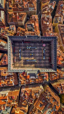 歴史的な長方形の広場