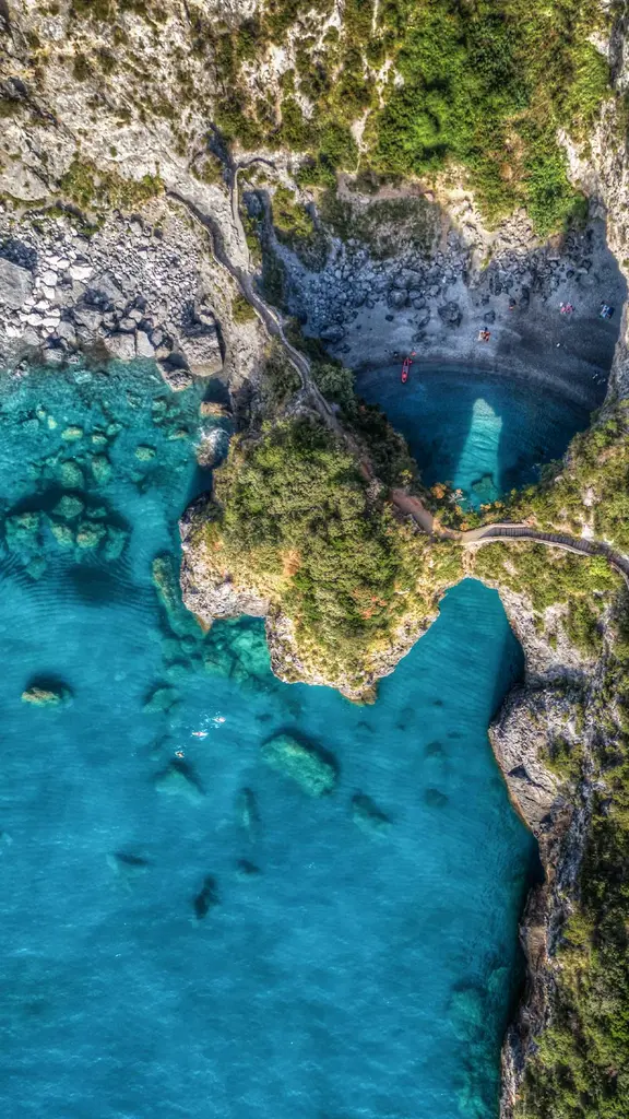 Kristallblau trifft Feuerrot