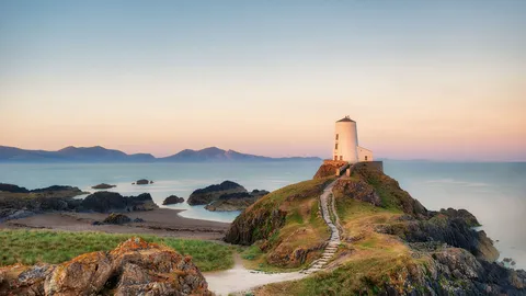 海岛尽头的灯塔之光