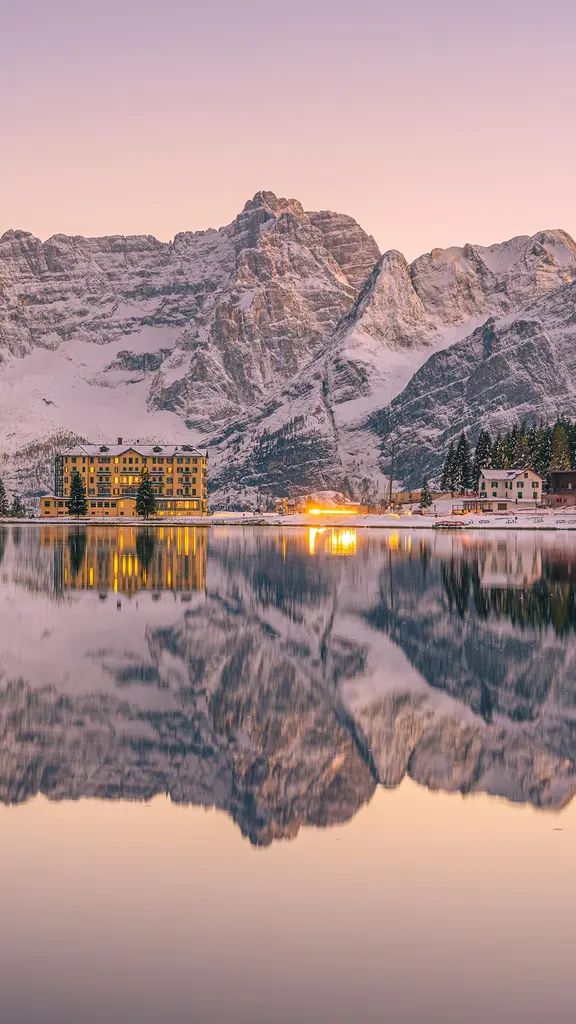 鏡のように壮大な山々を映す湖