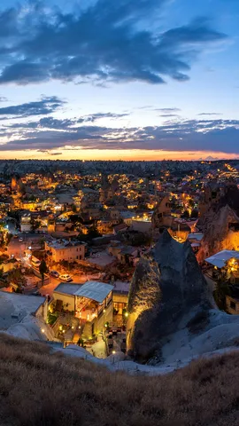 古老岩石，现代灯光