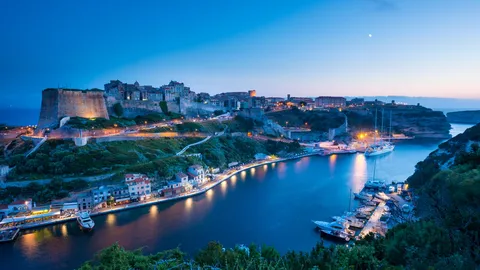 M&auml;chtige Mauern hoch &uuml;ber dem Meer