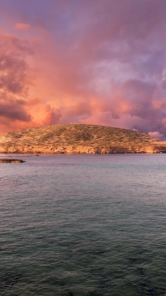 Arco&iacute;ris abrazando la cala desde el horizonte