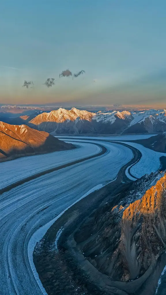 克卢恩国家公园保护区的山脉和冰川，加拿大育空地区