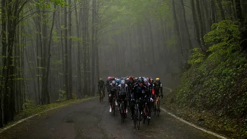 Testa bassa e pedalare