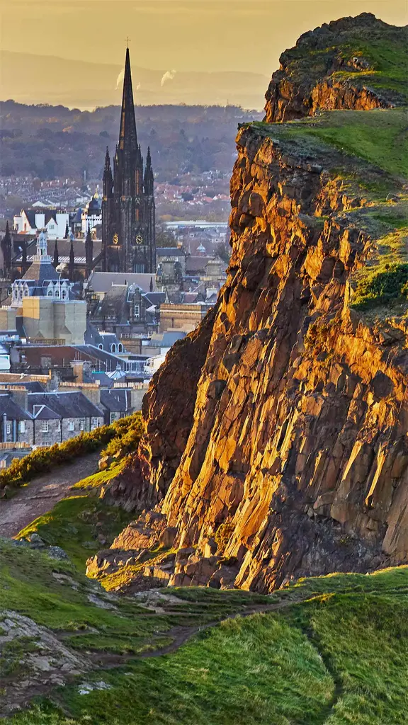 从索尔兹伯里的峭壁上俯瞰爱丁堡，苏格兰荷里路德公园