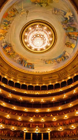 O teatro ocupando o centro do palco