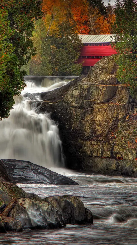 帕尔默河上的红桥，加拿大魁北克省