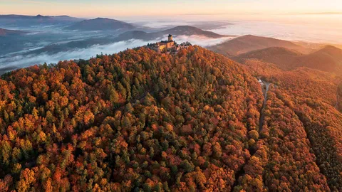 Une forteresse m&eacute;di&eacute;vale au milieu des nuages