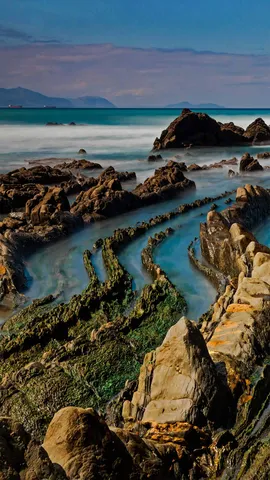 隐入大海的龙尾