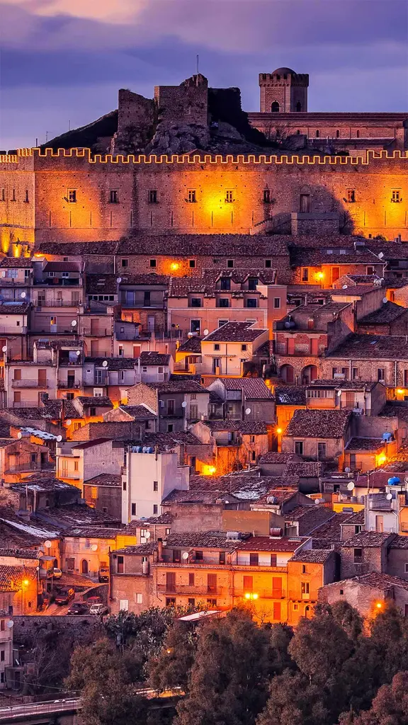 蒙塔尔巴诺埃利科纳，意大利西西里岛