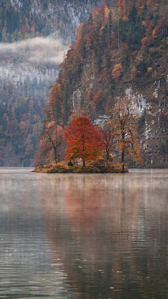 Rote B&auml;ume, klarer See, in meinem Herbst, da sprie&szlig;en Tr&auml;ume!