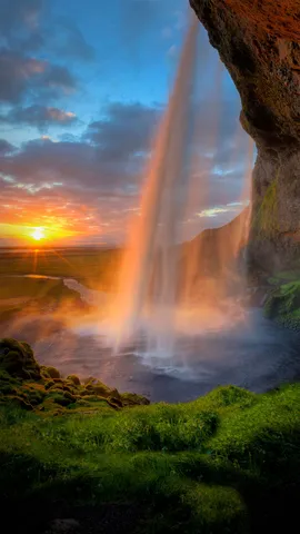 塞里雅兰瀑布后的午夜太阳，冰岛南海岸附近