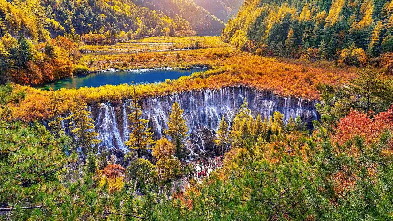 彩林叠翠间的瀑布