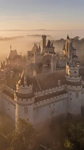 日出时分的古老城堡