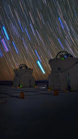 帕瑞纳天文台的望远镜和星迹，智利阿塔卡马沙漠