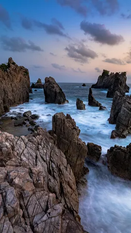 サメの歯のような岩