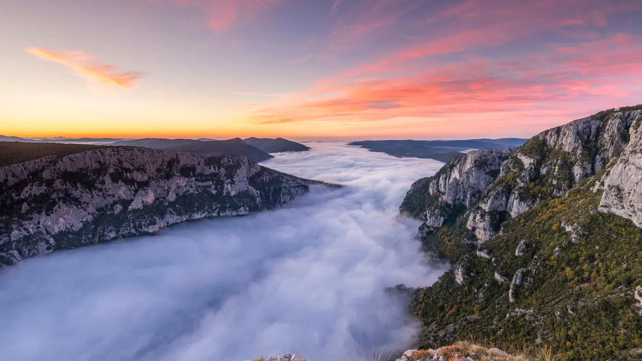 幻想的な川霧が湧く峡谷