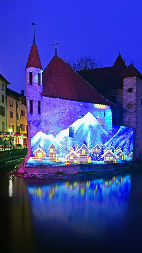 投射在安纳西中皇岛墙上的雪景影像，法国上萨瓦省