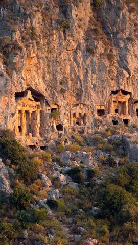 悬崖上雕刻的古老岩石墓葬，土耳其达利安附近