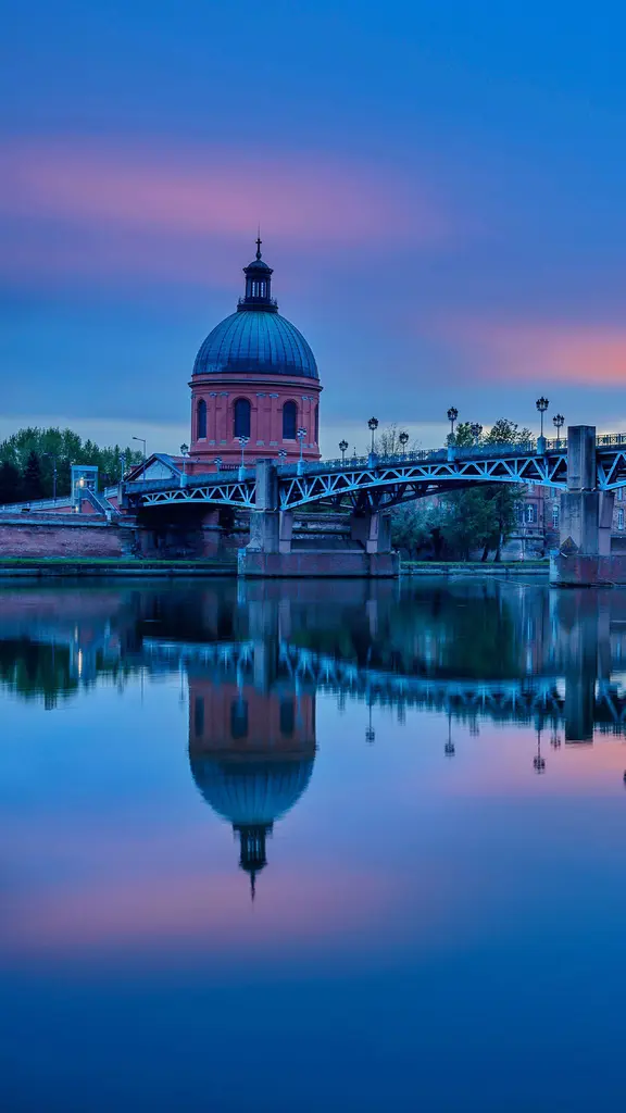 Pont St-Pierre across the Garonne River, Toulouse, France