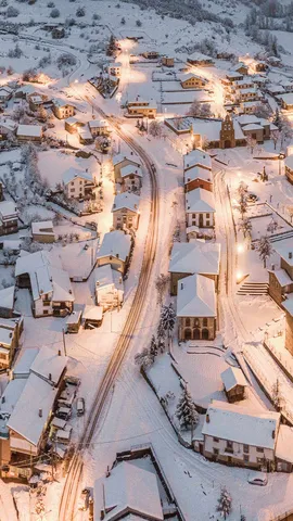 Pueblo sumido en un manto de nieve