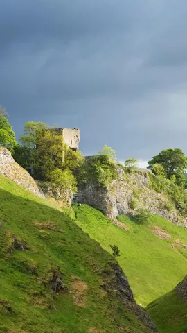丘の上に建つ中世の城