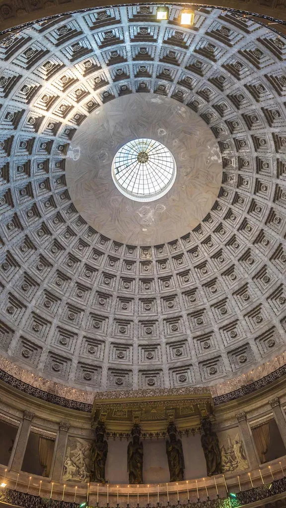 普雷比希托广场上的穹顶