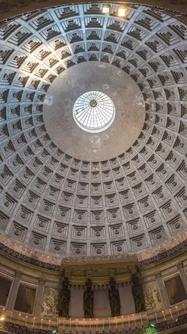 普雷比希托广场上的穹顶