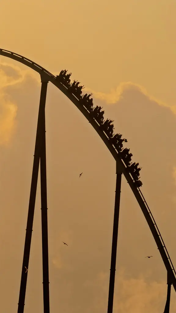 落日时分的香巴拉过山车剪影，西班牙塔拉戈纳萨洛