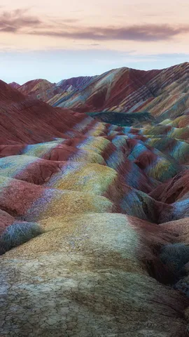 Andando em um arco-&iacute;ris rochoso