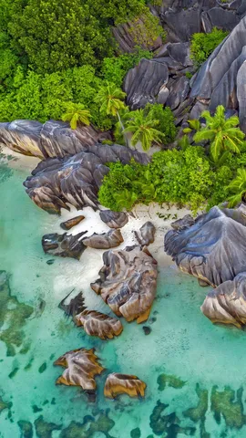 拉迪格岛德阿让海滩上的岩石，塞舌尔
