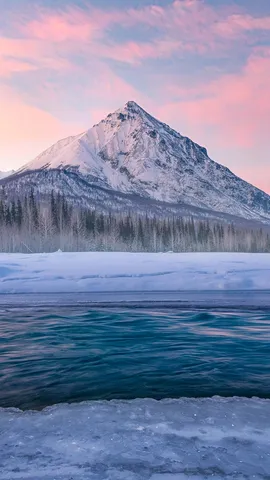 雪に覆われた険しい峰